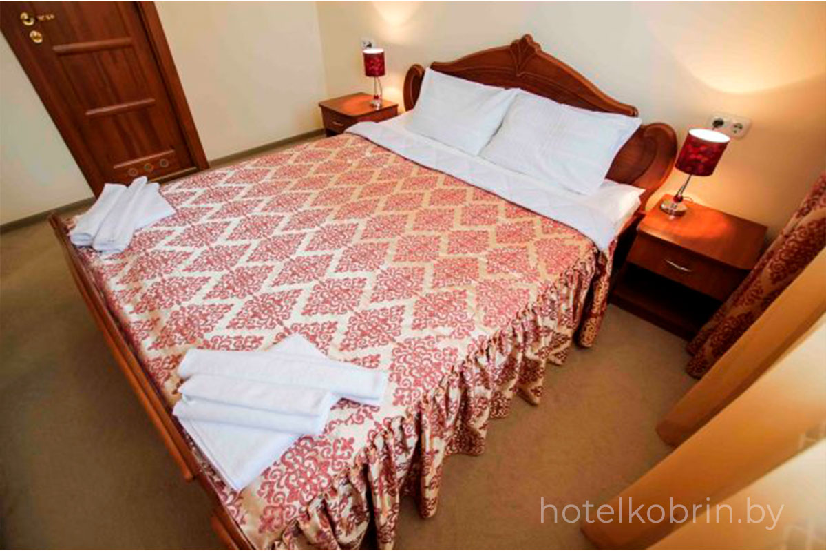 Lux с двухспальной кроватью в Кобрине